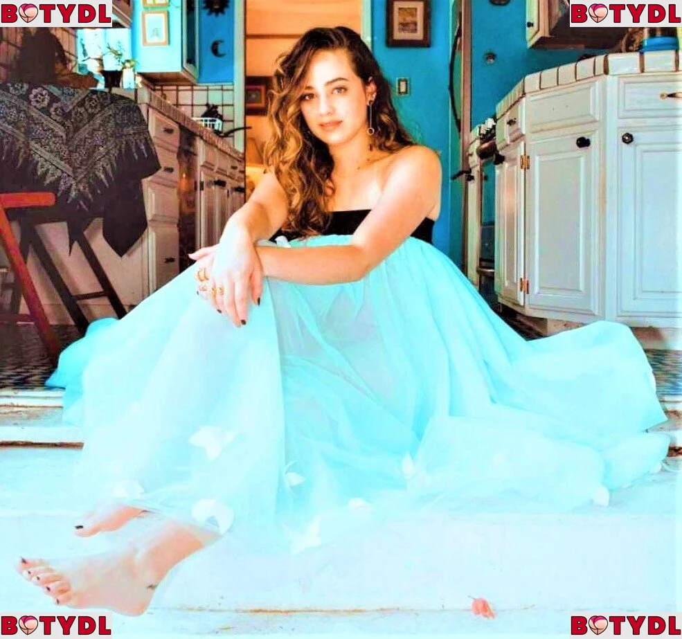 Mary Mouser Onlyfans Photo Gallery 