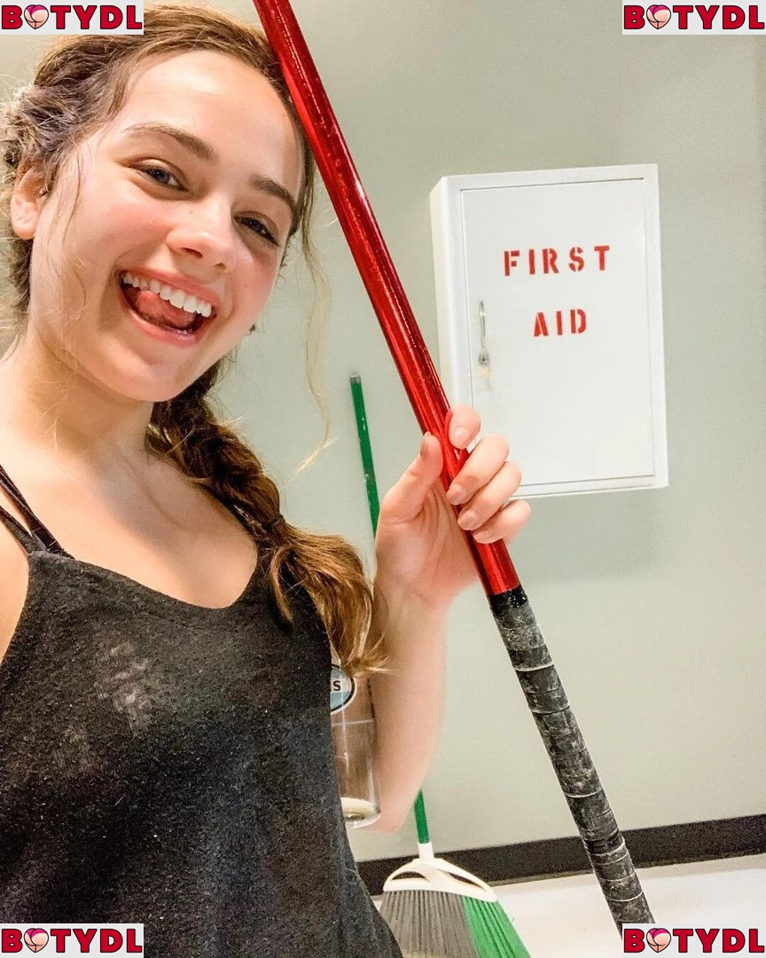 Mary Mouser Onlyfans Photo Gallery 