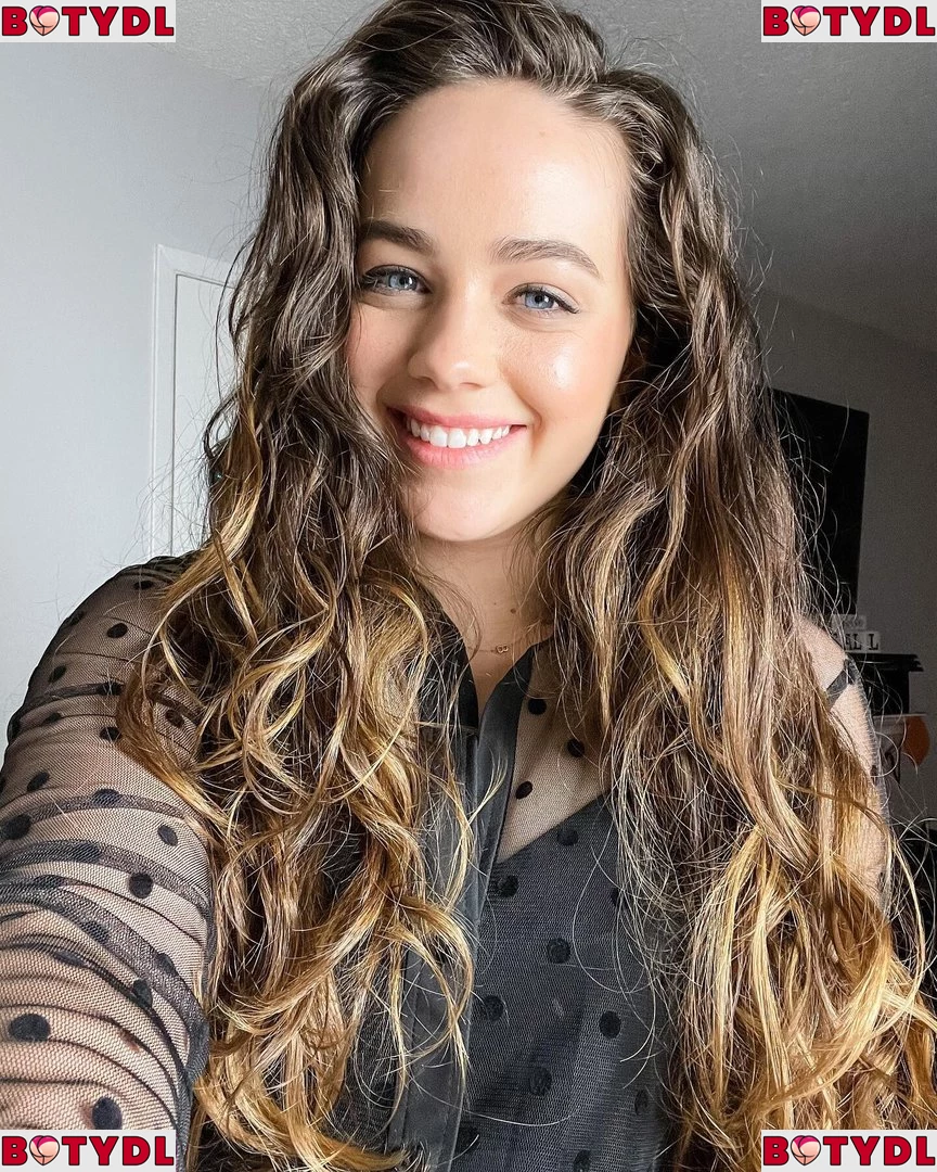 Mary Mouser Onlyfans Photo Gallery 