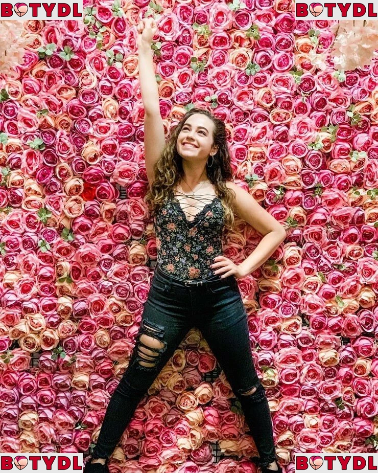 Mary Mouser Onlyfans Photo Gallery 