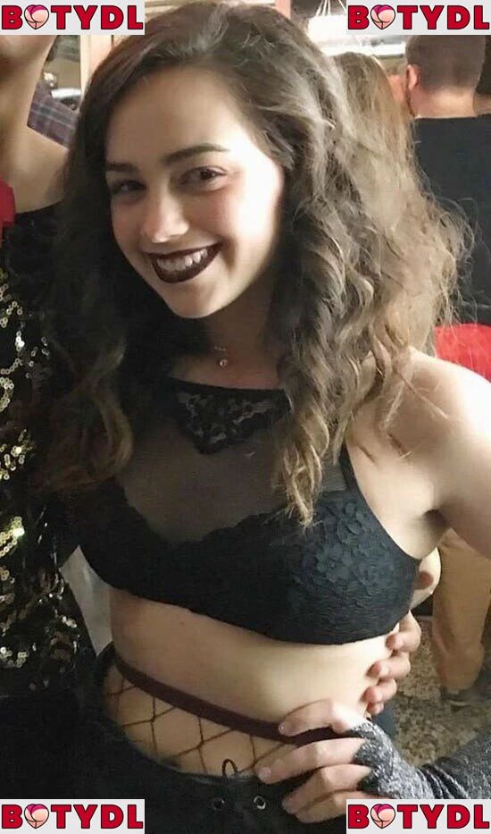 Mary Mouser Onlyfans Photo Gallery 