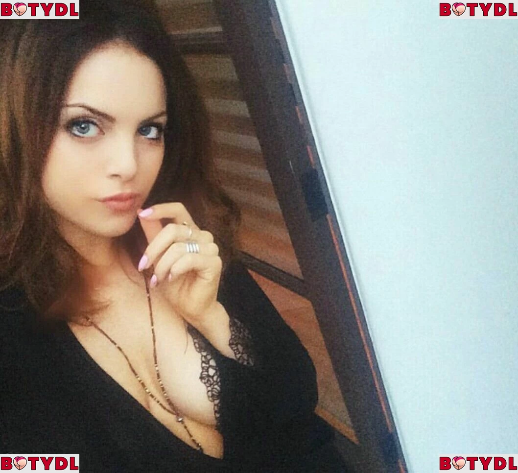 Elizabeth Gillies Onlyfans Photo Gallery 