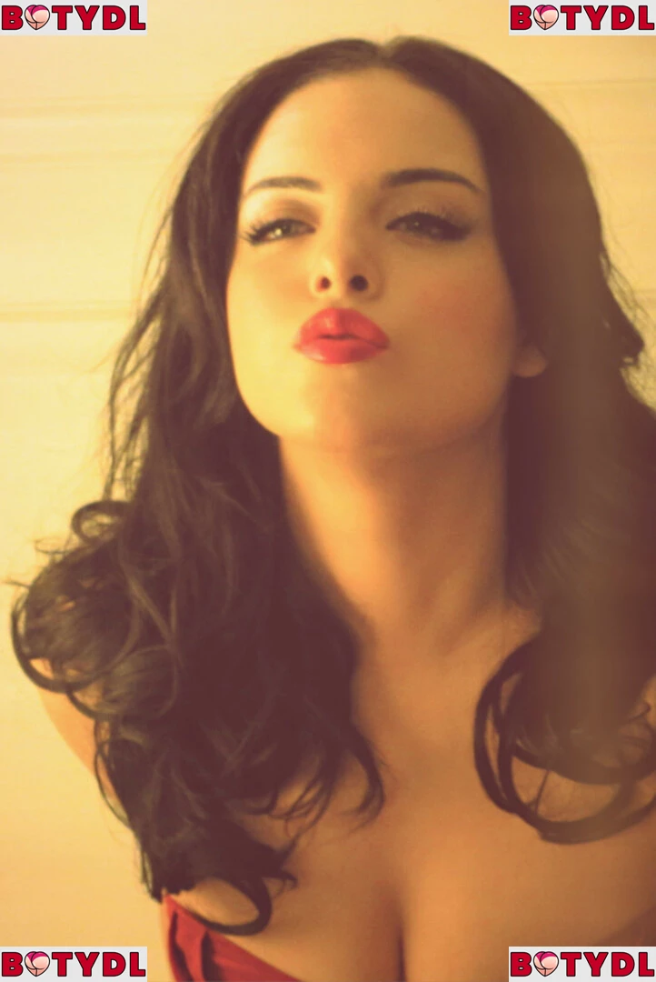 Elizabeth Gillies Onlyfans Photo Gallery 