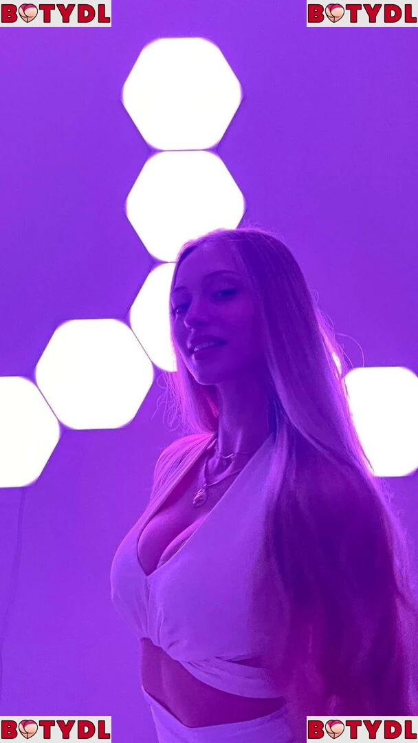 Sophia Diamond Onlyfans Photo Gallery 