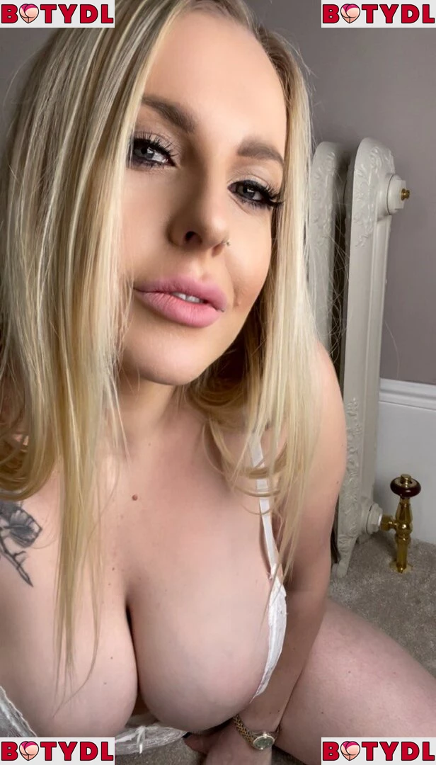 Lucy Tease Onlyfans Photo Gallery 