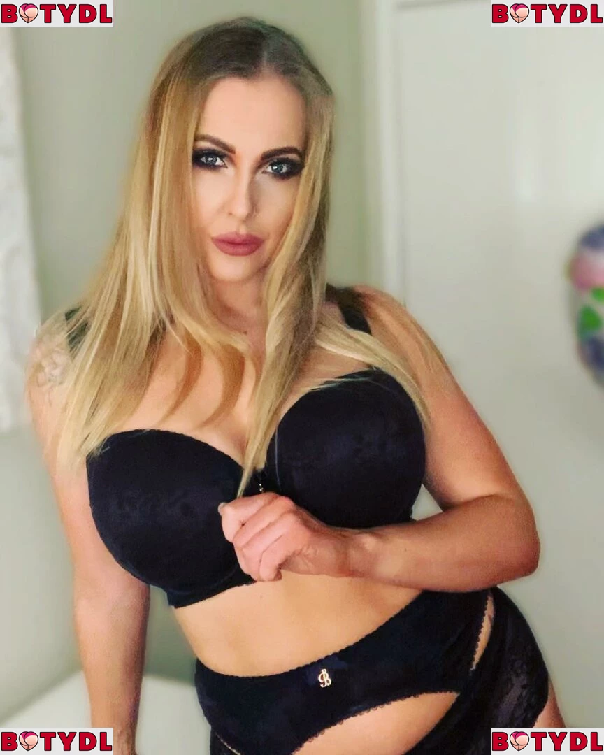 Lucy Tease Onlyfans Photo Gallery 