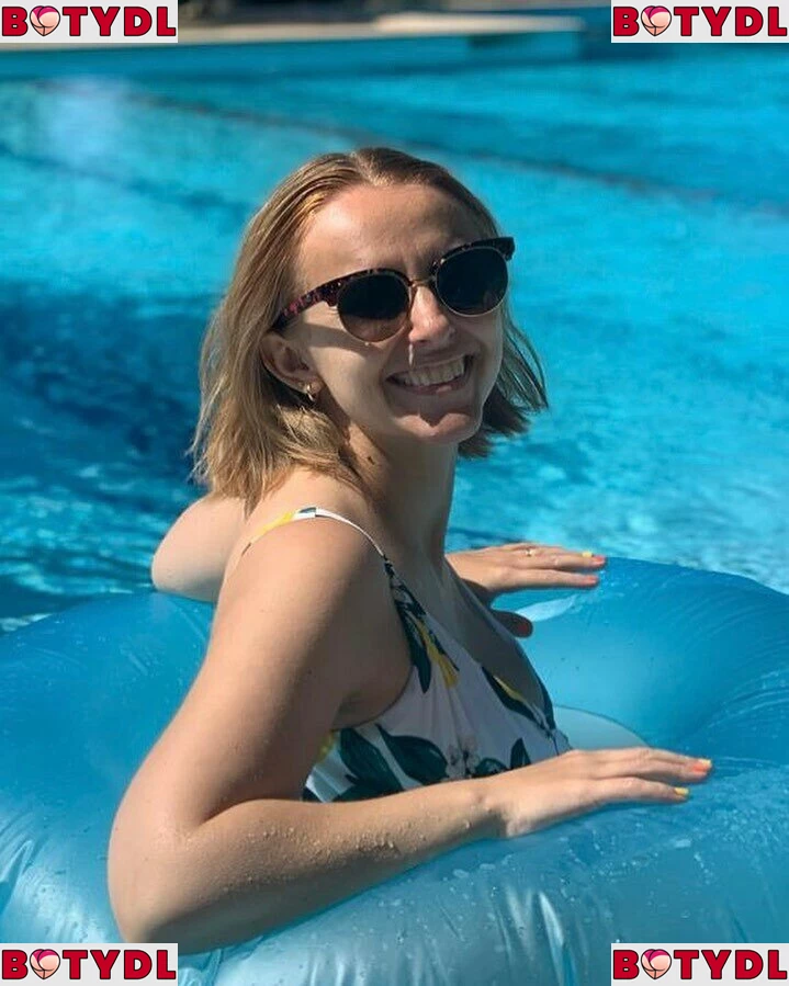 Hannah Witton Breasts