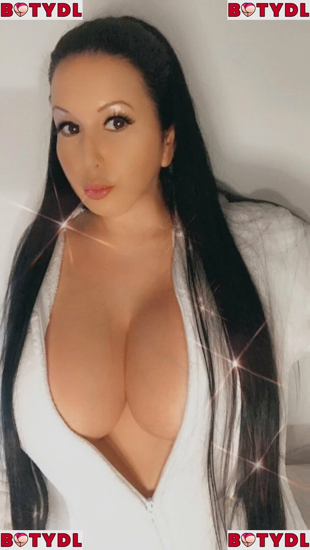 latinamilfnyc Onlyfans Photo Gallery 