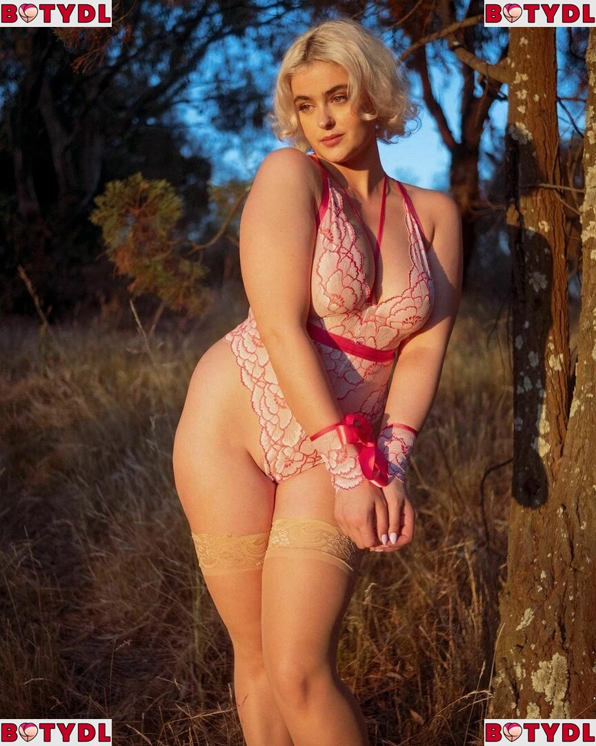 Iskra Lawrence Onlyfans Photo Gallery 