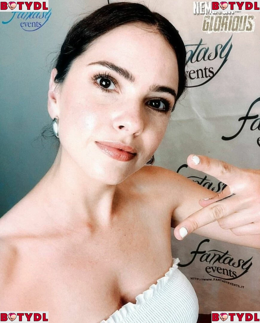 Shelley Hennig Onlyfans Photo Gallery 