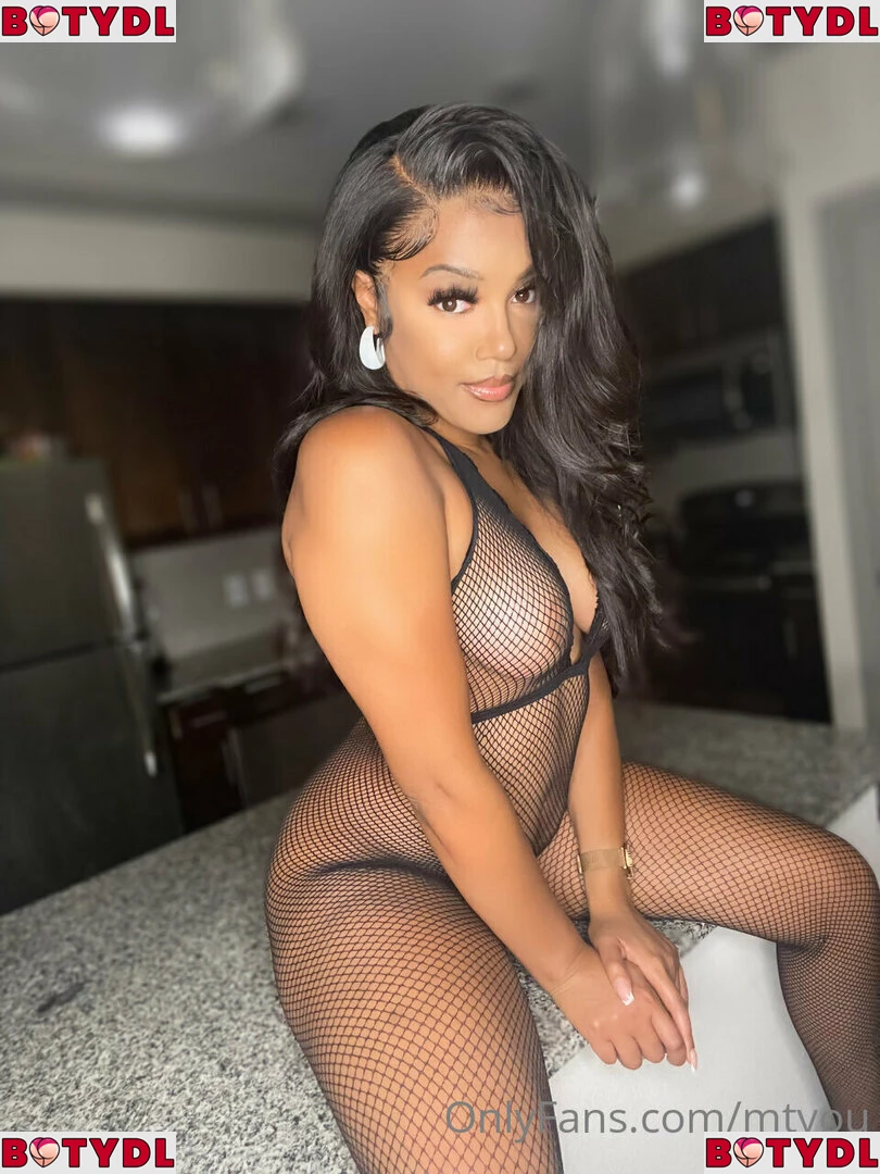 Lola Teases Onlyfans Photo Gallery 