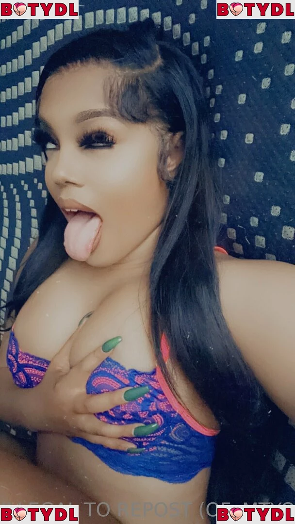 Lola Teases Onlyfans Photo Gallery 