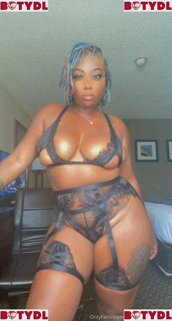 mzstrawberryhenny Onlyfans Photo Gallery 