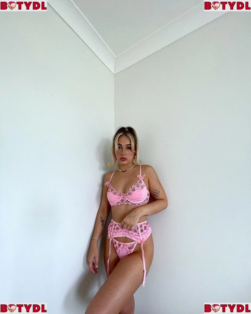 Lara Ledwidge Onlyfans Photo Gallery 