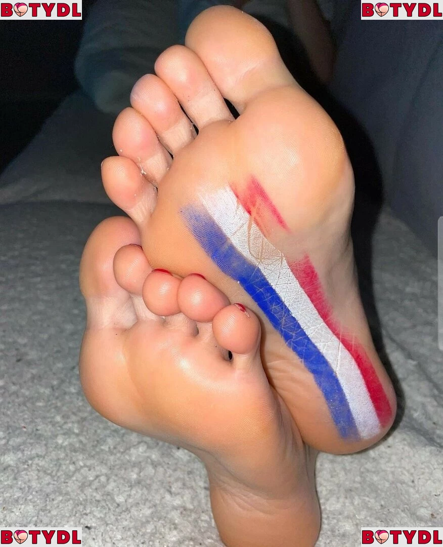 Rooxaanee Feet Onlyfans Photo Gallery 