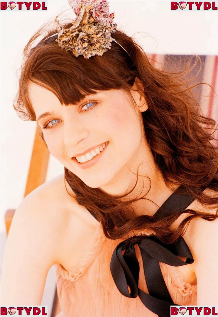 Zooey Deschanel Onlyfans Photo Gallery 