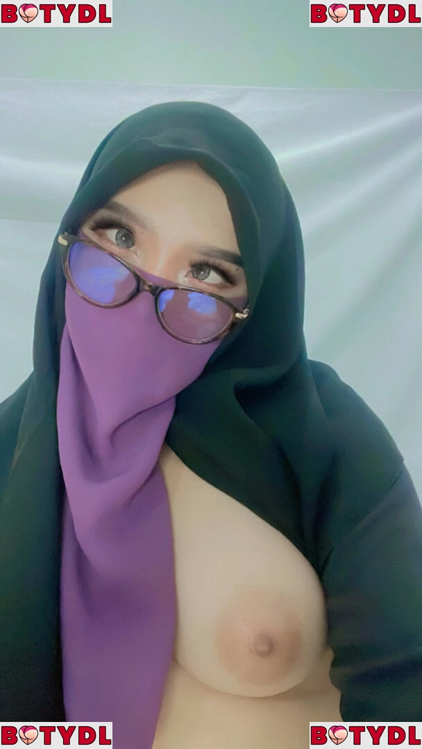 Hijab Camilla Onlyfans Photo Gallery 