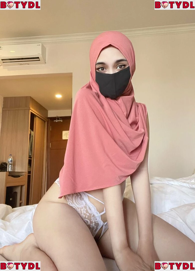 Hijab Camilla Onlyfans Photo Gallery 