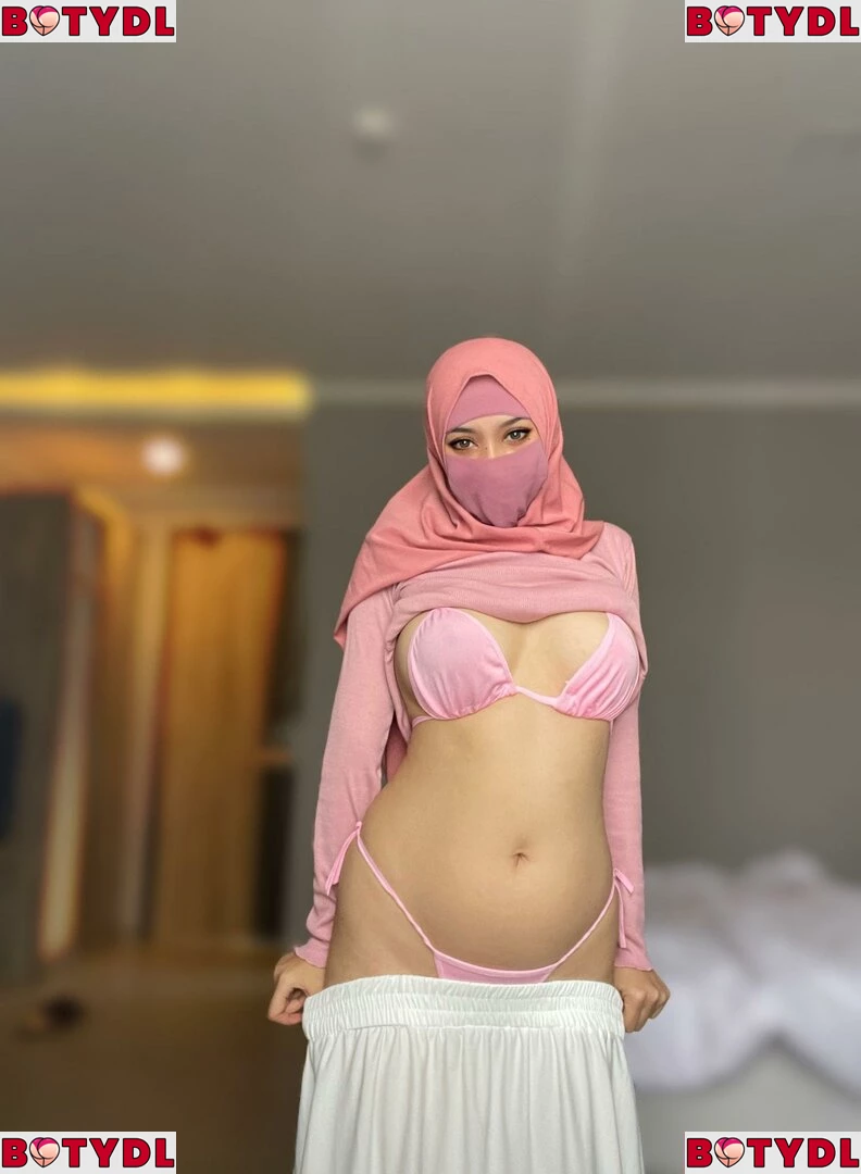 Hijab Camilla Onlyfans Photo Gallery 