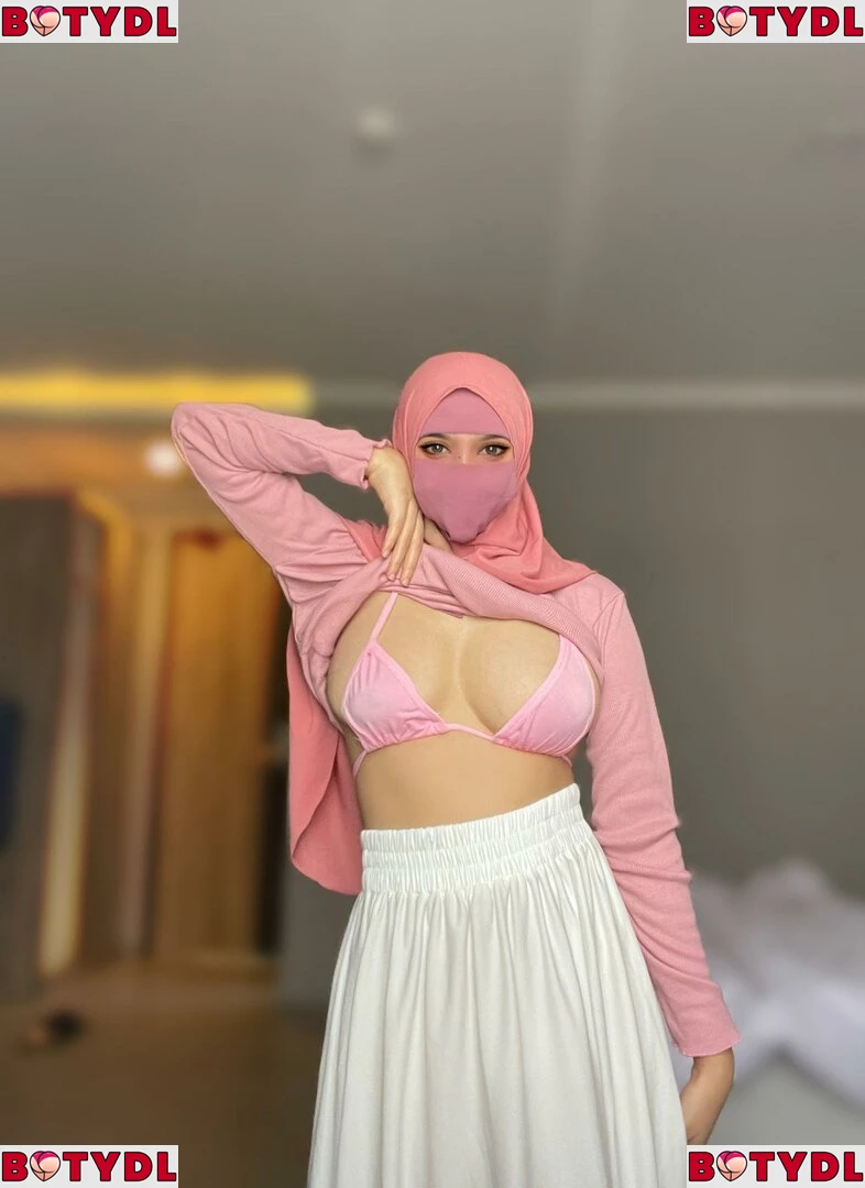 Hijab Camilla Onlyfans Photo Gallery 