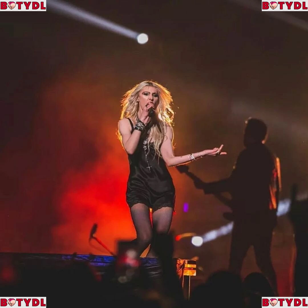 Taylor Momsen Onlyfans Photo Gallery 