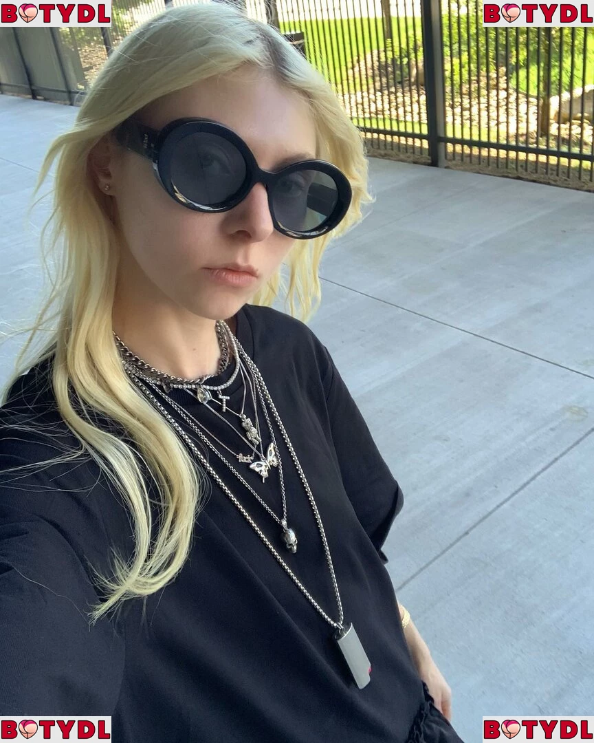 Taylor Momsen Onlyfans Photo Gallery 