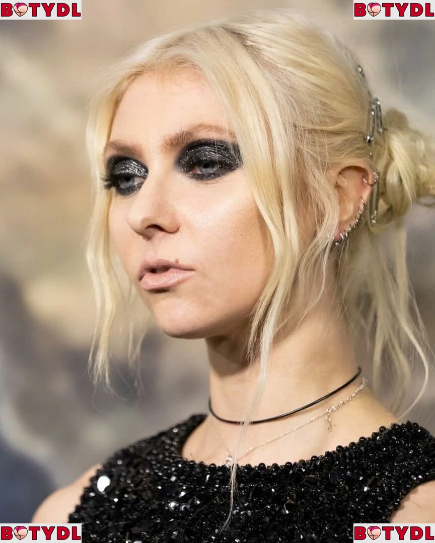 Taylor Momsen Onlyfans Photo Gallery 