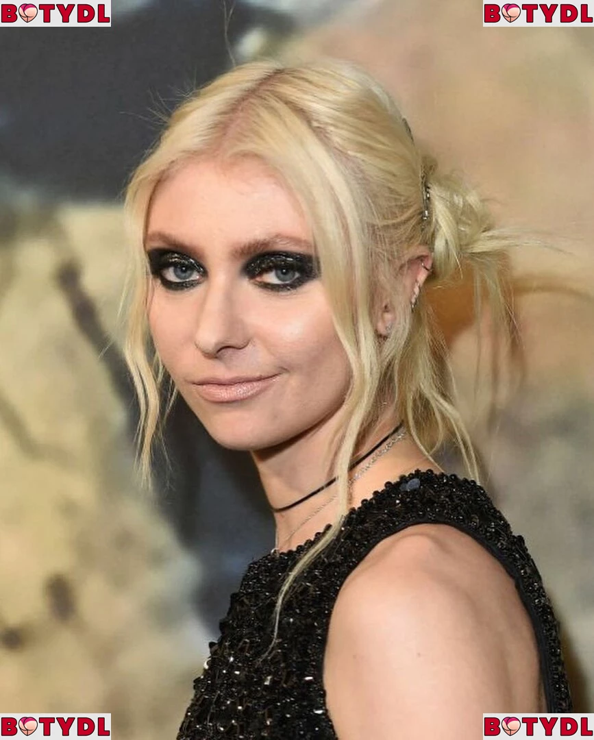 Taylor Momsen Onlyfans Photo Gallery 