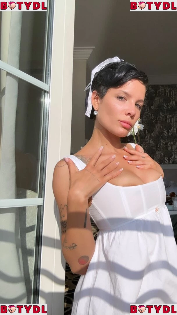 Halsey Onlyfans Photo Gallery 