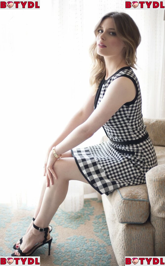 Gillian Jacobs Onlyfans Photo Gallery 