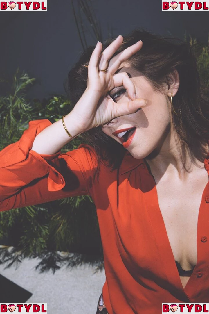 Lauren Cohan Onlyfans Photo Gallery 