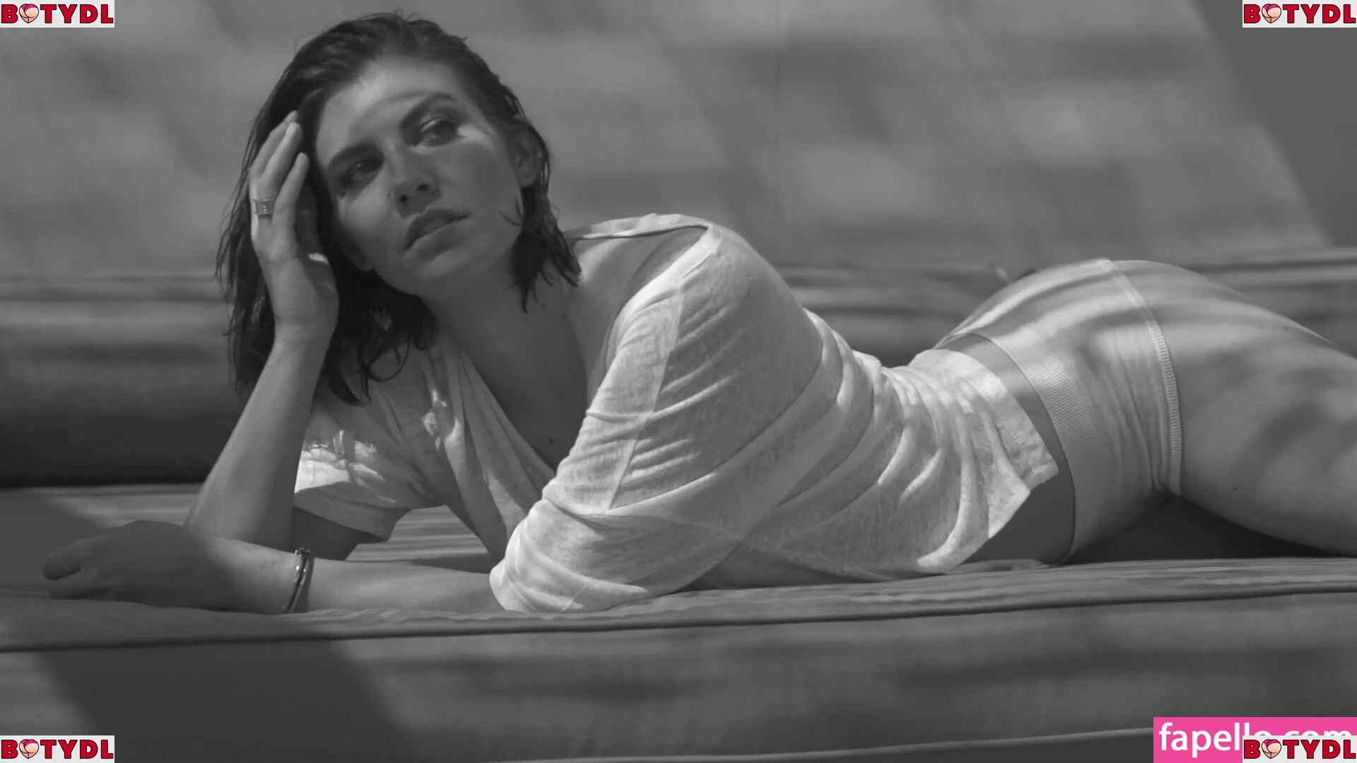 Lauren Cohan Onlyfans Photo Gallery 