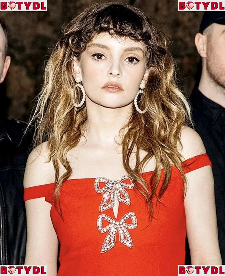 Lauren Mayberry Onlyfans Photo Gallery 