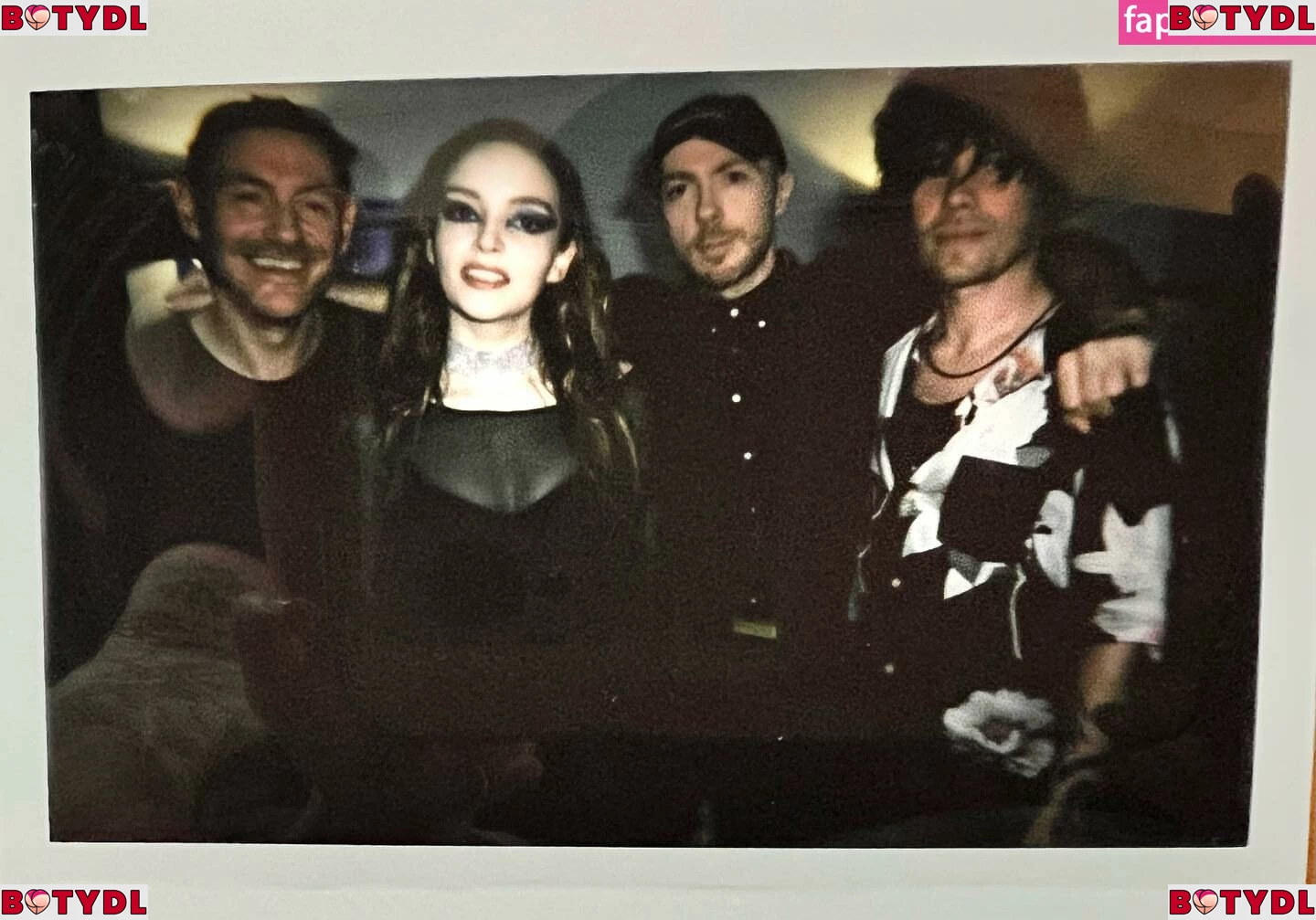 Lauren Mayberry Onlyfans Photo Gallery 