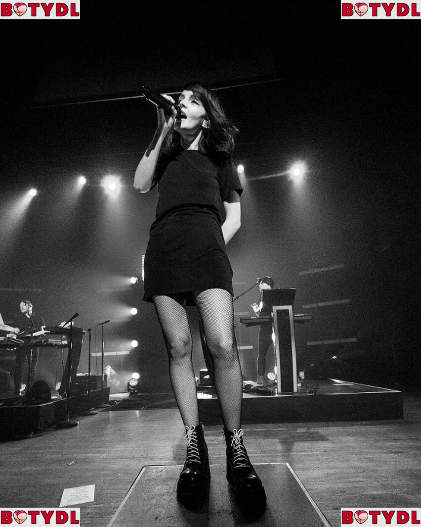 Lauren Mayberry Onlyfans Photo Gallery 