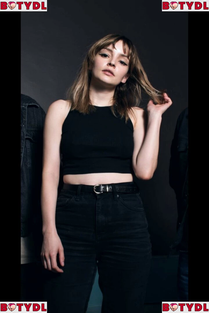 Lauren Mayberry Onlyfans Photo Gallery 