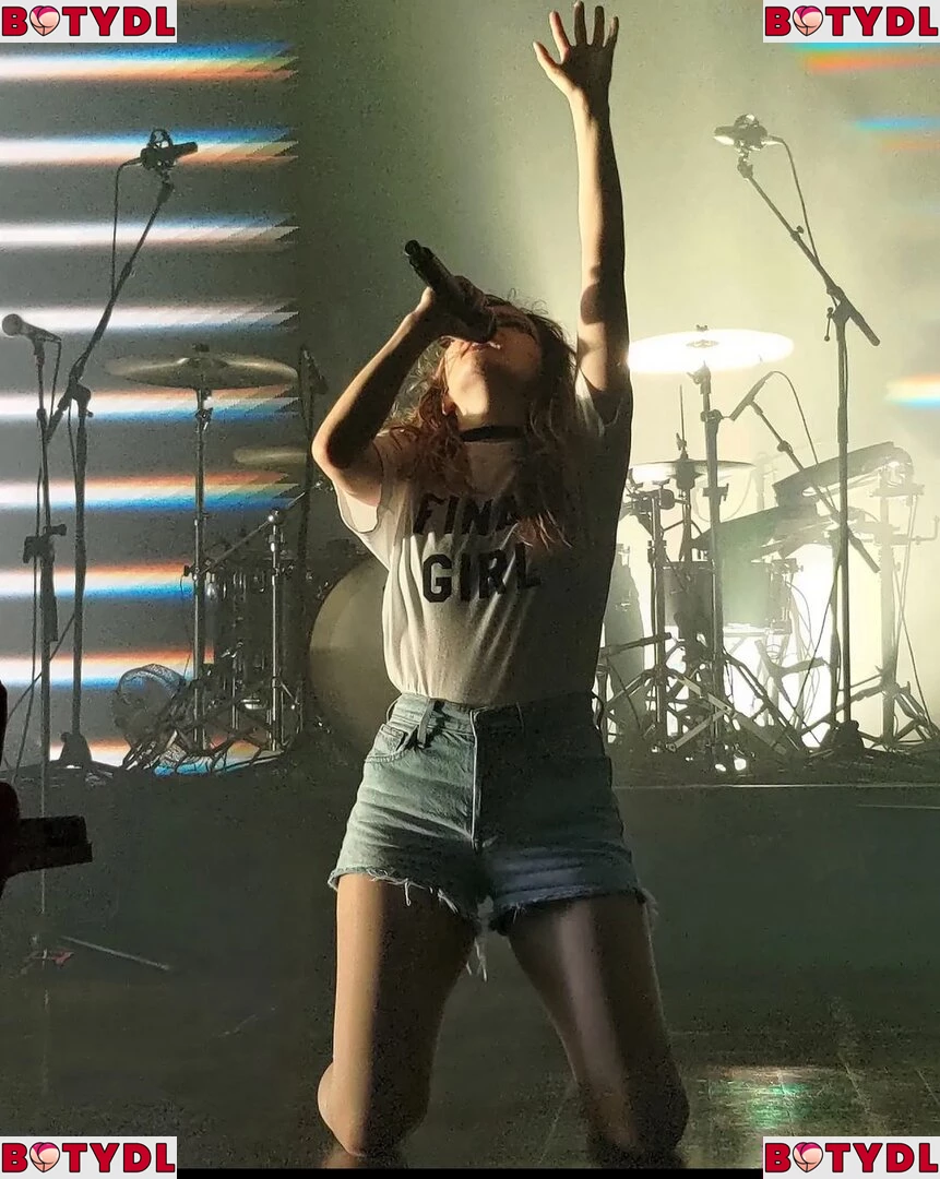 Lauren Mayberry Onlyfans Photo Gallery 